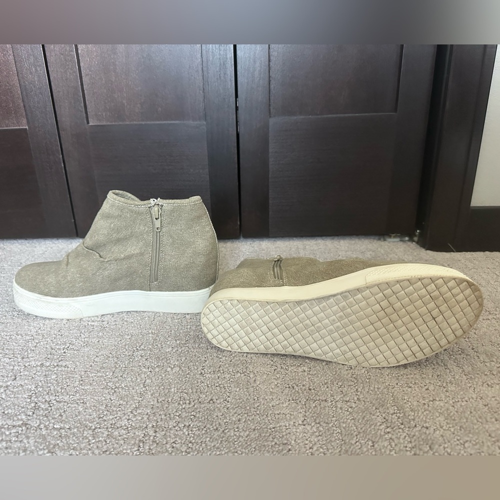 Very G shoes Size 9; small cutout on side with a zipper closure on other side